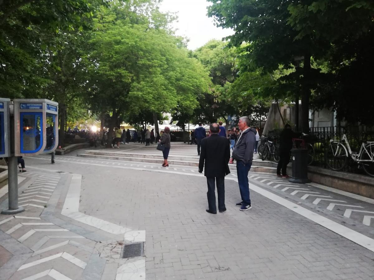 Ήταν άδεια η πλατεία στην Λάρισα όπου μιλούσε ο Μητσοτάκης;