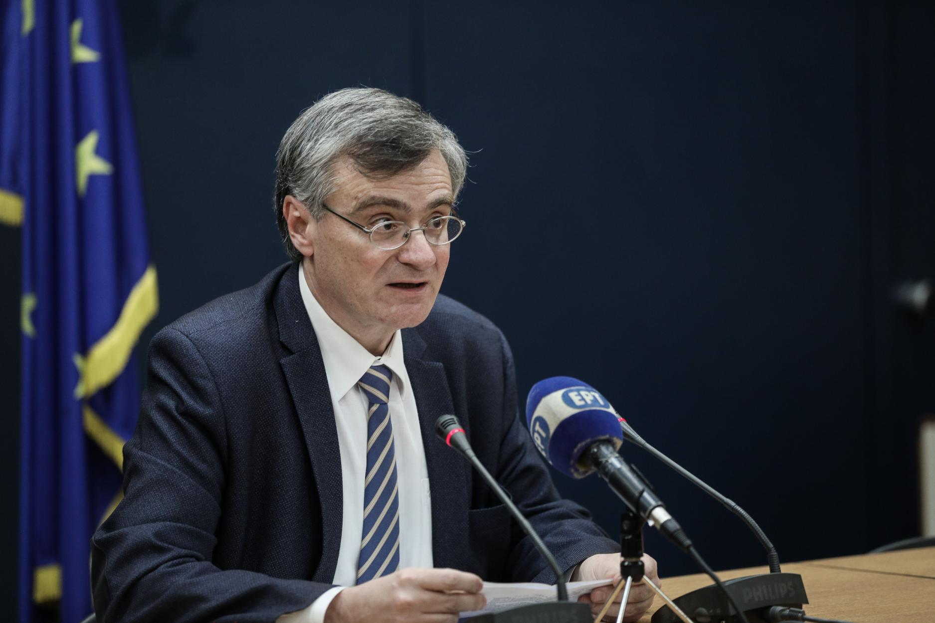 Όχι, η επίμαχη φωτογραφία του κ. Τσιόδρα ΔΕΝ είναι από βράβευση του